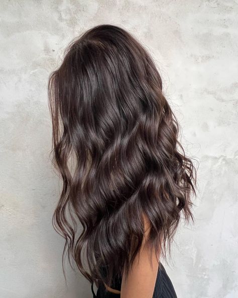 A beach wave haircut is a must-try for the summertime. Women who enjoy wavy ideas and simple locks are going to appreciate this article. Here we’re go... Beach Wave Haircut, Long Hair Wavy Curls, Beach Waves Medium Hair, Beach Wave Hairstyles, Wave Haircut, Messy Beach Waves, Beach Waves Hair, Modelling Ideas, Wave Hairstyles