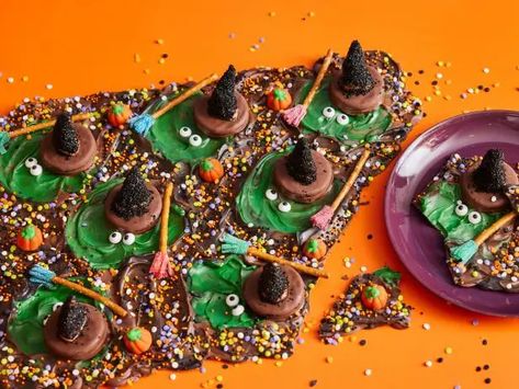 Melting Witches Bark Halloween Dessert Ideas, Halloween Eats, Holiday Candies, Fun Halloween Desserts, Easy Decorations, Witches Night, Candy Wafers, Candy Eyeballs, Delicious Appetizers