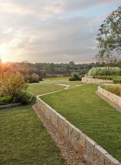 Terraced Garden Design, Long Retaining Wall, Terrace Landscaping, Terraced Landscape, Tiered Landscape, Relaxation Ideas, Slope Landscape, Retaining Wall Steps, Retreat Design