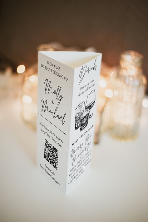 Unique Center Table Design Wedding, Trifold Menu Wedding, Wedding Table Menu Display, Diy Table Number Stands, Menu Wedding Table, Unique Table Numbers Wedding, Modern Wedding Table, Diy Wedding Menu, Minimalist Diy