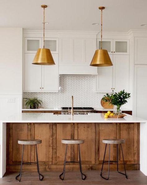 Modern Spanish Kitchen Inspiration - Casa Watkins Living Modern Spanish Kitchen, Hiasan Dalaman Dapur, Dapur Moden, Waterfall Countertop, Spanish Kitchen, Interior Vintage, Design Blogs, Island With Seating, Galley Kitchen