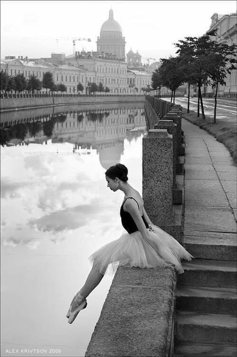 Outdoor Ballet Photography, Ballet Senior Pictures, Ballet Dancer Photography, Ballet Photography Poses, Street Ballet, Ballerina Picture, Ballerina Photography, Senior Photoshoot Poses, Ballet Dance Photography