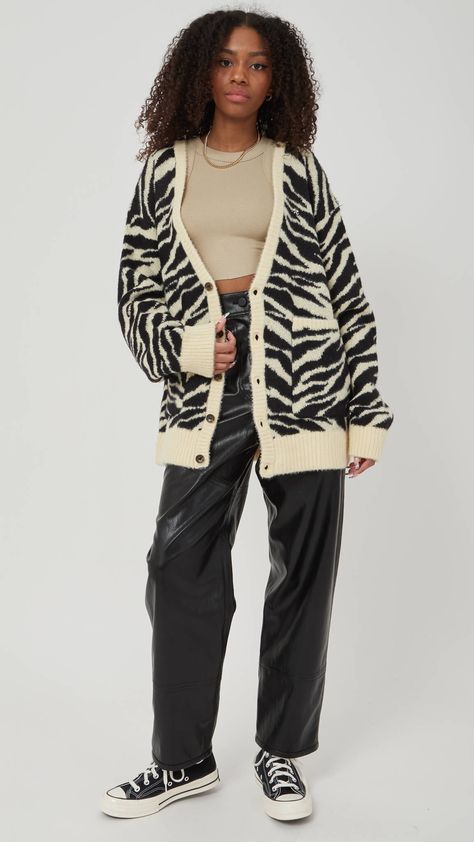 Long Cardigan Outfit, Oversize Cardigan, Zebra Pattern, White Zebra, Cardigan Outfits, Oversized Cardigan, White Cardigan, Black Hardware, Black Rib