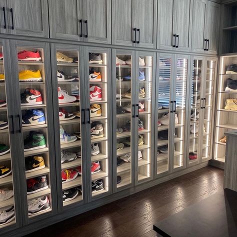 Men Closet Luxury, Huge Closets Luxury Walk In, Room Closet Organization Ideas, Shoe Wall Display, Room Closet Organization, Aesthetic Shoe, Closet Room Organizer, Ruang Tv, Luxury Closets