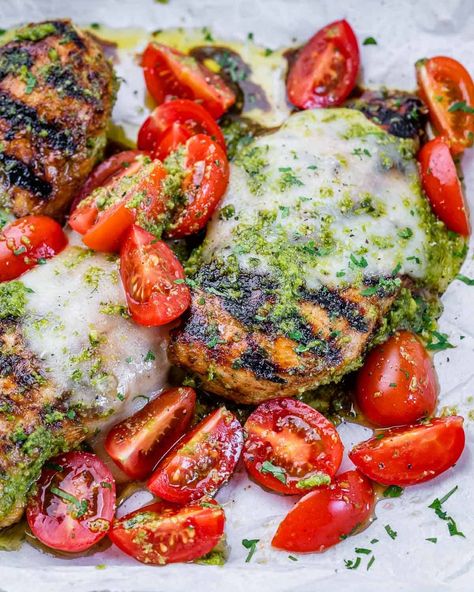 A quick and easy dinner option that’s full of flavor, this Balsamic and Pesto Grilled Chicken is the perfect meal for busy weeknights. Grilled Chicken With Pesto, Pesto Chicken Recipes, Chicken Recipes Grilled, Pesto Grilled Chicken, Recipes Using Pesto, Chicken With Pesto, Grilled Bbq Chicken Breast, Chicken Recipes With Tomatoes, Pesto Chicken Breast