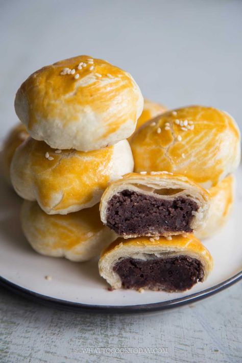 Chinese Flaky Pastry, Red Bean Pastry Recipe, Chinese Pastries Recipe, Red Bean Paste Mochi, Sweet Red Bean Paste Recipe, Red Bean Paste Desserts, Sweet Bean Paste Recipe, Red Bean Mooncake Recipe, Red Bean Cake Recipe