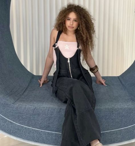 Eliana Kalogeras, Kalogera Sisters, Kalogeras Sisters, Sister Photos, Hairdos For Curly Hair, Best Sister, I Feel Pretty, Girl Crushes, Cute Pictures