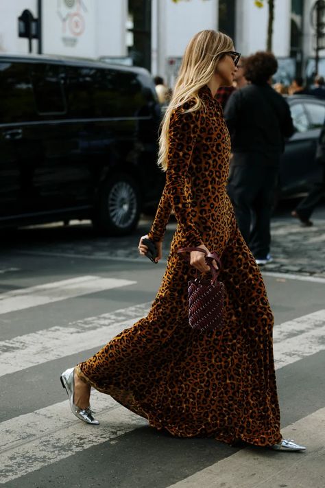 Showgoers Embraced Their Dark Side for Day 3 of Paris Fashion Week Street Style - Fashionista Dress Paris, Paris Fashion Week Street Style, Street Style Paris, Leopard Dress, Spring Street Style, Fashion Week Street Style, Street Style Looks, Street Style Outfit, Fashion Week Spring