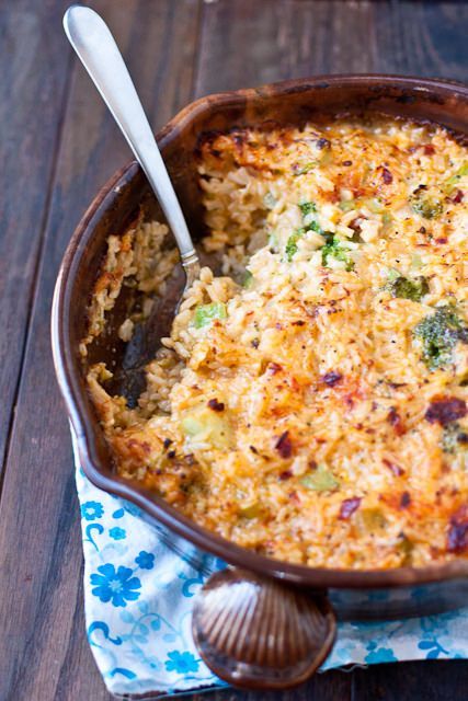 Cheesy Chipotle Chicken and Rice Casserole. Use brown rice and wheat flour, and leave out the chilis Chipotle Chicken And Rice, Chicken And Rice Casserole Recipe, Chicken And Rice Casserole, Chicken Rice Casserole, Rice Casserole Recipes, Chipotle Chicken, Slider Recipes, Carb Meals, Chicken And Rice