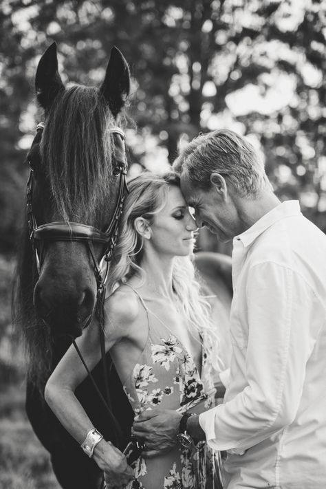 Horse Proposal Engagement, Couples On Horses Aesthetic, Wedding With Horses Photo Shoot, Couples Photo Shoot With Horses, Wedding Photoshoot With Horse, Couple Photo With Horse, Engagement Pics With Horses, Wedding Photos Horses, Couple Shoot With Horse