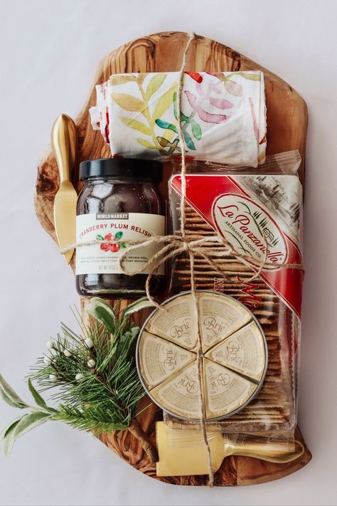 Lady Decluttered, Charcuterie Gifts, Homemade Gift Baskets, Diy Food Gifts, Gift Basket Ideas Christmas, Diy Gift Baskets, Food Christmas, Gift For Mom Christmas, Christmas Gift Basket Ideas