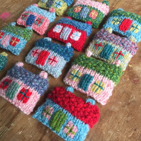 little woollie: hello, it's been a while! I've been knitting houses :) Miniature Knitting, Confection Au Crochet, Fair Isles, Textile Crafts, Wool Crafts, Diy Knitting, Knit Or Crochet, Christmas Knitting, Knitted Toys