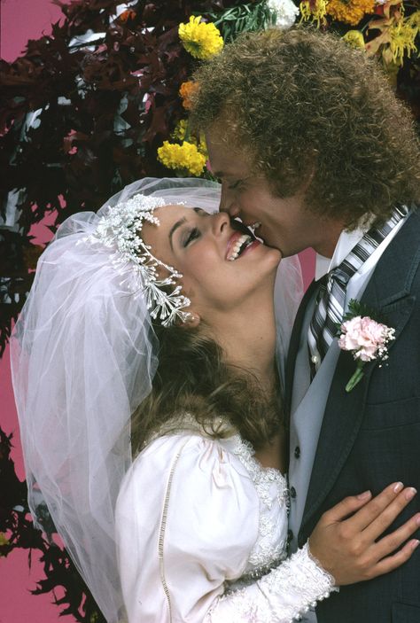 #GH50 #GeneralHospital 1980s Laura (Genie Francis) and Luke (Anthony Geary) put their turbulent past behind them and married on the grounds of the Port Charles mayor's mansion, on Monday, Nov. 16 and Tuesday, Nov. 17, 1981, when ABC Daytime invited the world to tune in to the daytime wedding of the decade, on "General Hospital". The long-awaited nuptials, plus guest star Elizabeth Taylor, served up the highest ratings in soap opera history. Laura Spencer, Genie Francis, Luke And Laura, Super Couple, Daytime Wedding, Soap Opera Stars, Hospital Photos, Wedding Movies, Best Soap