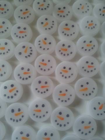 Snowmen painted on water bottle caps...waiting to become garland for my little tree. Look closely...no two are exactly alike :) Plastic Bottle Caps Ideas, Bottle Caps Ideas, Recycled Ornaments, Plastic Bottle Tops, Bottle Top Crafts, Reuse Crafts, Bottle Cap Projects, Water Bottle Crafts, Water Bottle Caps