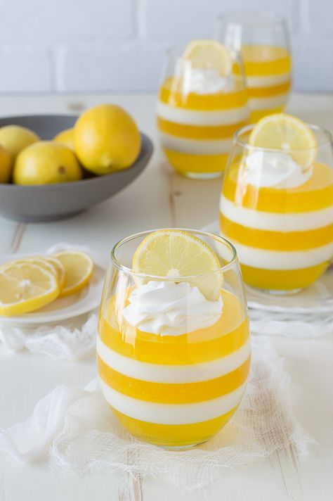 Layered Lemon Jello Cups - jello cups are so fun, plus these are gorgeous! Jello Cups, Lemon Treats, Lemon Jello, Jelly Desserts, Community Table, Jello Desserts, Jello Salad, Jello Recipes, Fish Fry