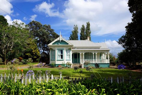 Small Colonial, Farm Villa, Victorian Exterior, New Zealand Houses, Cottage Cabin, Beautiful Cottages, Interior Modern, House Portraits, Stately Home