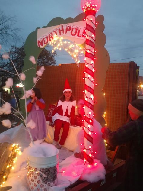 Elf On The Shelf Parade, Parade Float Ideas, Santa Claus Parade, Christmas Parade Floats, Elf Pets, Elf On Shelf, Balloons Ideas, Thanksgiving Parade, Halloween Parade