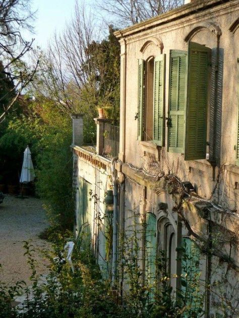 Old, but gold Romantic Villa, French Garden Design, Homes In France, Green Shutters, Blue Shutters, Italian Villa, French Beauty, French Garden, Provence France