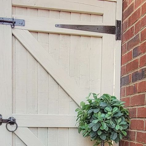 Mandy Naldrett on Instagram: "𝐺𝑎𝑟𝑑𝑒𝑛 𝑝𝑎𝑖𝑛𝑡𝑖𝑛𝑔   Firstly thank you so much for the lovely messages on my last post, they mean so much to me 🌸  I've literally broken my back finishing the garden picket fence and gate over the past 2 weeks 🤣 but im loving how it's looking!   I used cuprinol Garden shades in Natural Stone and painted the metal parts black, I wish I had a before pic of the gross green!   Also...my plants haven't died yet! That's a result for me 😉  Hope youre all doing ok 🤍 . . . . . . #gardenpaint #cuprinolgardenshades #cuprinol #naturalstone #cuprinolnaturalstone #gardeninspiration #garden #gardendesign #gate #fence #cottagestyle #cottagehomes #cottagecore #cottageaesthetic #homeandgarden #spring #springflowers #planting #plants #plantsofinstagram #flowers #h Cuprinol Natural Stone Fence, Cuprinol Natural Stone, Garden Picket Fence, Cuprinol Garden Shades, Fence And Gate, Planting Plants, Gate Fence, Stone Fence, Cottage Aesthetic