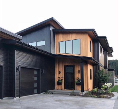 Gorgeous black house exterior with natural wood accents and black windows and doors Warna Cat Eksterior, Chalet Exterior, Home Designs Exterior, Exterior Paint Colors For House, Rustic Home Design, Modern Farmhouse Exterior, Black House Exterior, Farmhouse Exterior, Hus Inspiration