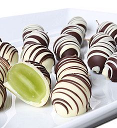 Fresh Belgian Chocolate Covered Grapes- 24pc Chocolate Covered Grapes, Covered Apples, Chocolate Covered Desserts, Chocolate Covered Apples, Timmy Time, Chocolate Covered Fruit, White Plate, Deilig Mat, Winery Wedding