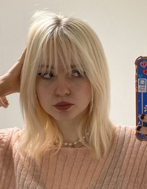 blonde dyed hair black underneath half split dye aesthetic alternative style grunge indie bangs emo red wolf cut shag billie eilish haircut layers Bleach Blonde Hairstyles, Short Bleach Blonde Hair, White Hair With Bangs, Bangs 2023, Short Bleached Hair, Silver Blonde Hair, Icy Blonde Hair, Hair Nutrition, Short Grunge Hair