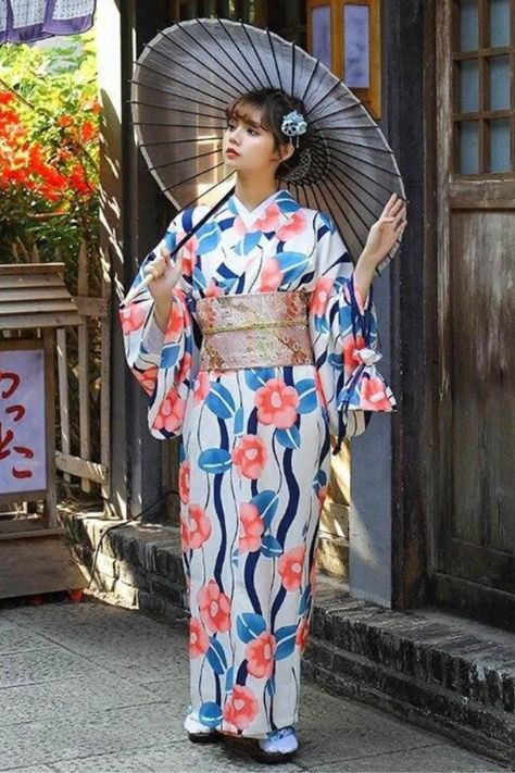 comment-porter-un-kimono-pour-femme Yukata Women, Girls Formal Wear, Japanese Traditional Clothing, Japanese Shirt, Yukata Kimono, Kimono Yukata, Casual Kimono, Traditional Kimono, Japanese Patterns