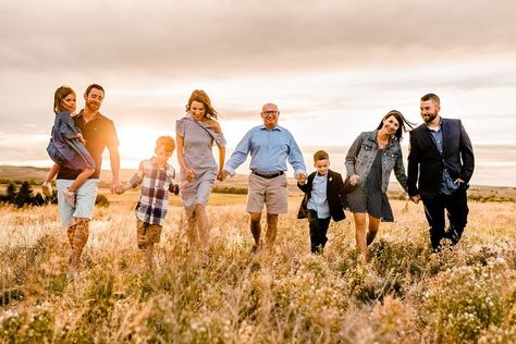 Golden hour extended family photo session on the farm! Colorado family photographer. Examples of poses for large family. Laura Smith Photography. Large Family Pictures, Large Family Photography, Extended Family Pictures, Large Family Portraits, Large Family Poses, Extended Family Photography, Big Family Photos, Extended Family Photos, Large Family Photos