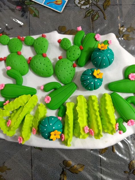 Polymer Clay Cactus, Polymer Clay Beads Diy, Clay Projects For Kids, Clay Crafts For Kids, Oven Bake Clay, Clay Candle, Cactus Party, Clay Magnets, Clay Set