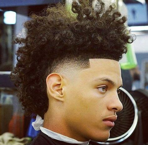 A shaggy frohawk hairstyle for men matched with a taper fade Burst Taper, Frohawk Fade, Boys Haircuts Curly Hair, Dominican Hair, Black Hair Cuts, Curly Hair Fade, Burst Fade, Fresh Cuts, Boys Hair