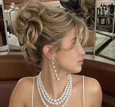 Prom Hairstyle Up, Cute Prom Hair Short, Hair Up Elegant, Prom Dress Short Hair, Deb Hair Styles, Hair Up Elegant Hairstyles, Updo Hair Prom, Hairstyle Prom Short Hair, Humid Wedding Hairstyles