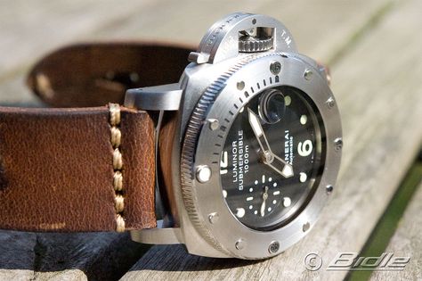 Mens Watches Classy, Panerai Submersible, Leather Wallet Design, Gentleman Watch, Stylish Watches Men, Panerai Watches, Dream Watches, Best Watches For Men, Expensive Watches