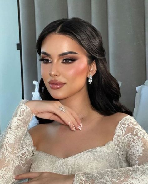 Baraat Bridal Makeup, Engagement Makeup Look Natural, Bridal Makeup Middle Eastern, Arab Bridal Hair, Bridal Makeup Almond Eyes, Ethereal Bride Makeup, Engagement Hair And Makeup, Makeup Looks Wedding Bride, Make Up For Bridemades