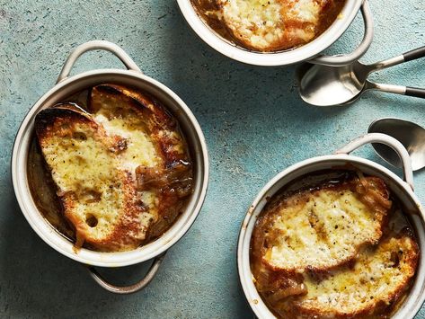 Our Five-Star French Onion Soup Is Worth the Tears - The New York Times Shrimp Bisque, French Onion Soup Recipe, Onion Soup Recipes, Meatball Soup, Nyt Cooking, Soup And Stew, Homemade Beef, French Onion Soup, Lentil Soup