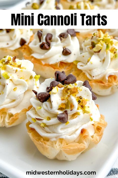 Mini Cannoli Tarts are adorable little desserts with creamy homemade cannoli filling in mini phyllo pastry cups. A delicious sweet treat for parties and holiday entertaining. No Bake Mini Canoli Cheesecake, Phyllo Cannoli Cups, Hor Duerves Parties, Summer Deserts Easy Simple, Mini Cannoli Cups, Mini Tart Recipes Desserts, Finger Deserts, Thanksgiving Butter, Dessert Tarts Mini