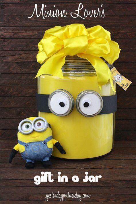 DIY Minion Lover's Gift in a Jar, a fun present for that Despicable Me and Minion movie fan. Plus free printables! Minion Gifts, Gift In A Jar, Diy Minions, Minion Movie, Jar Art, Minion Party, Mason Jar Crafts Diy, Cadeau Diy, Ball Jars