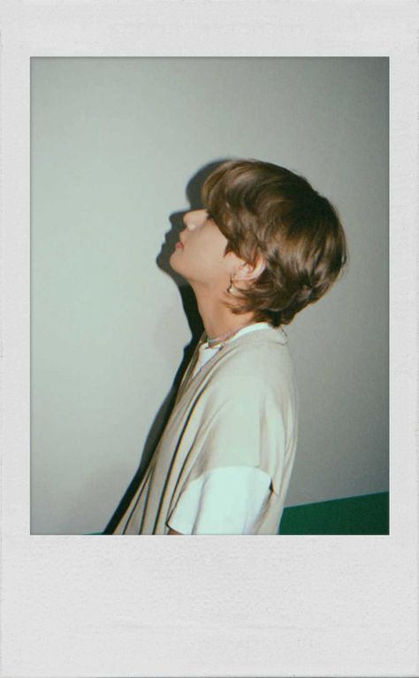 Taehyung Polaroid, Taehyung Pics, Bts Polaroid, Aesthetic Lockscreens, Taehyung Selca, Asian Short Hair, Polaroid Pictures, Bts Aesthetic Pictures, Naha