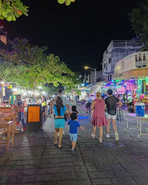 1. Me sentía en la India (Juquila, Oaxaca).😏 2. Puerto Escondido, recuerdo inolvidable jajaja. 👀😏 3. Una bella vista de la playa.🏖️ 4. Camino a la playa de Huatulco con un panorama muy verde. 💚🦜🏖️ 5. Mi primera vez haciendo snorkel y me corté con un arrecife. 🪸 🥲 6. Vista del camino que lleva a la playa, me tropecé. 🤡 7. La más puntual para la salida en turibus. 😼 8. Una de las pocas selfies que me tomé. 🥸 9. La foto del recuerdo con mi jefecita. 🥰✨ 10. De regreso a casa con vistas maravillos... Puerto Escondido Oaxaca, Bella Vista