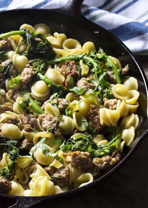 For a healthy and easy weeknight dinner this Italian recipe for orecchiette pasta, broccoli rabe, and sausage delivers flavor and gets dinner on the table fast. | justalittlebitofbacon.com Sausage Broccoli Pasta, Broccoli Rabe And Sausage, Broccoli Rabe Recipe, Pasta With Broccoli, Broccoli Rabe, Italian Recipes Easy, Diner Recept, Broccoli Pasta, Sweet Italian Sausage