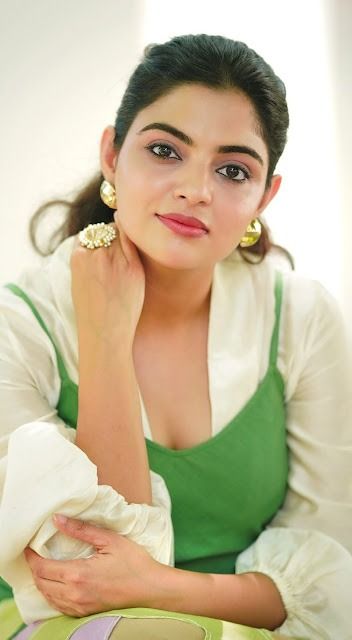 Nikhila Vimal posing cutely in her latest photoshoot Nikhila Vimal, Jayalalitha Hd Images, Shreelilaa Hd Photo, Srileela Hd Photos, Nikhila Vimal Face, Tridha Choudhury Hottest, Shreeleela Hd Images, Tridha Choudhury, Spicy Image