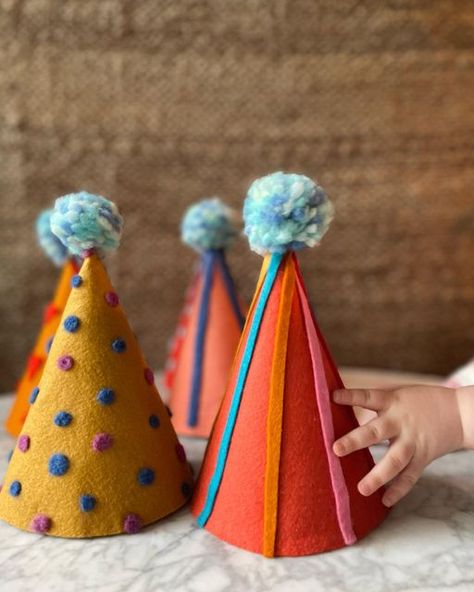 Birthday Craft Decorations, Diy Felt Party Hat 1st Birthdays, Paper Plate Hats For Kids, Diy Party Hats For Adults, Cute Diy Party Decor, Diy Felt Party Hat, Zero Waste Birthday Decorations, Homemade Party Hats, First Birthday Party Hat