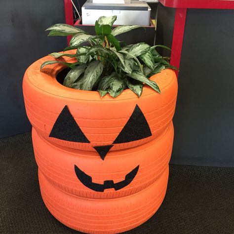 Jack Lantern  Tires Fall Tire Decorations, Snowman Made Out Of Tires, Christmas Tires Decoration, Pumpkin Tires, Tire Halloween Decorations, Halloween Tire Decorations, Tire Shop Decor Ideas, Tire Pumpkins, Tire Decor