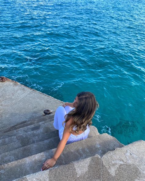 No face picture, stairs, from the back, sea, vocation, spain, picture inspo Pics Ideas, Face Pictures, Insta Post, Insta Pics, Insta Feed, No Face, Posing Ideas, Face Photo, Insta Inspo