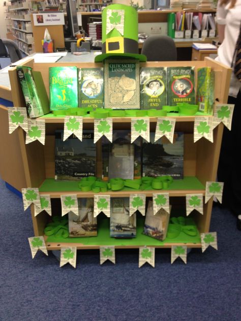 St Patricks day display Spring Library, Nursing Station, Library Decorations, School Library Displays, March Crafts, Library Book Displays, High School Library, Library Bulletin Boards, Book Displays