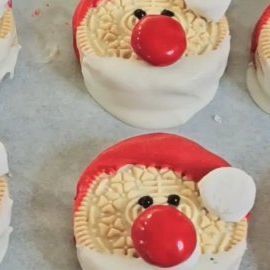 Oreo Santa Hats, Santa Claus Oreo Cookies, Oreo Cookie Santas, Oreo Santa Cookies, Santa Oreo Cookies, Christmas Oreo Cookies, Cute Christmas Recipes, Easy Santa Cookies, Santa Oreos