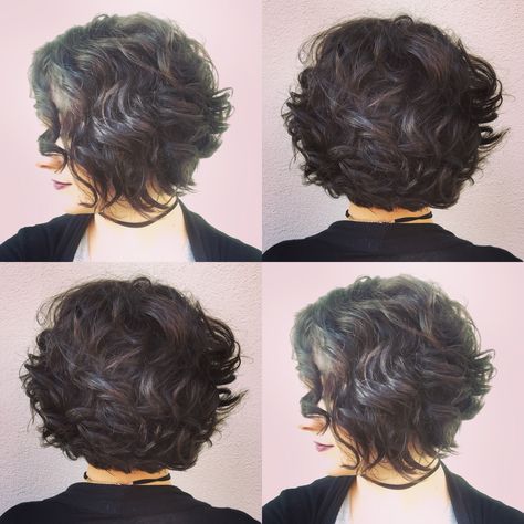 Short Wavy Bob For Fine Hair, Layered Chin Length Bob Curly, 2b Bob Haircut, Curly Bob For Fine Hair, Stacked Bob Haircut Curly, Bob Cut Curly Hair, Naturally Wavy Bob, Pelo Bob Ondulado, Haircut Bob