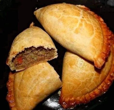 Classic Snacks, Nigerian Meat Pie, Nigeria Food, African Recipes Nigerian Food, Ghanaian Food, Meat Pie Recipe, West African Food, Nigerian Recipes, Africa Food