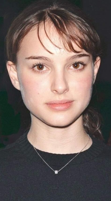 Natalie Portman No Makeup, Natalie Portman Eyebrows, Natalie Portman Side Profile, Natalie Portman Face, Natalie Portman Blonde, Natalie Portman Makeup, 90s Eyebrows, Pale Skin, Natalie Portman