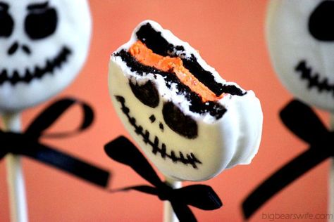 jack skelington oreo cookies | Big Bear's Wife: Jack Skellington Oreo Pops #SundaySupper Oreo Cake Pops, Cheesecake Pops, Dessert Halloween, Postres Halloween, Bricolage Halloween, Fun Halloween Treats, Halloween Decor Diy, Oreo Cupcakes, Diy Halloween Decor