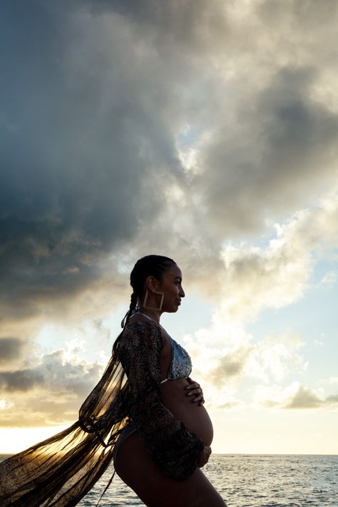 Beach Maternity Shoot Black Women, Beach Maternity Photos Black Women, Tropical Maternity Shoot, Maternity Photoshoot Ideas Black Women, Black Maternity Pictures, Maternity Photography Black Couples, Maternity Photoshoot Beach, Maternity Shoot Black Women, Beach Maternity Shoot